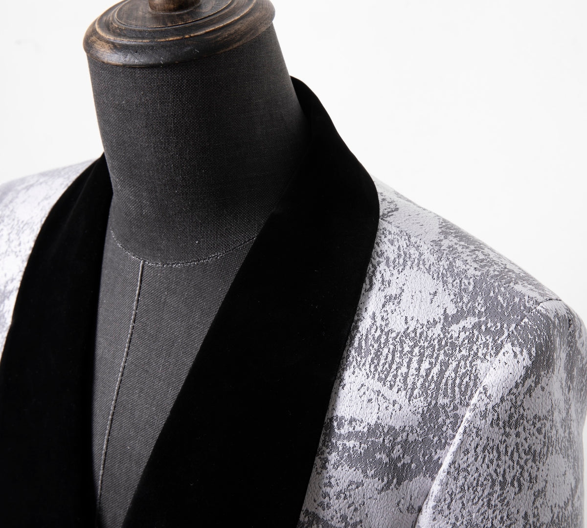 Marble_Gray_Velvet_Collar_Men_Suits_S8646_Elegant_Formal_Attire_for_Business_Weddings_SUITMINE